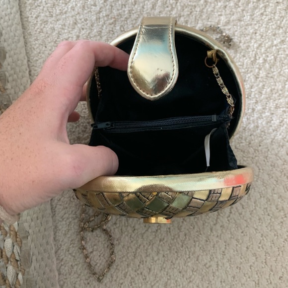 HP 🎉!! Vintage gold textured crossbody clutch - Picture 3 of 3